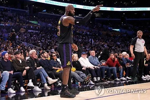 41세 NBA 스타 제임스, 씁쓸한 시즌 종료…다음 시즌은?