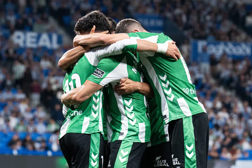 Los jugadores del Betis celebran un gol a la Real