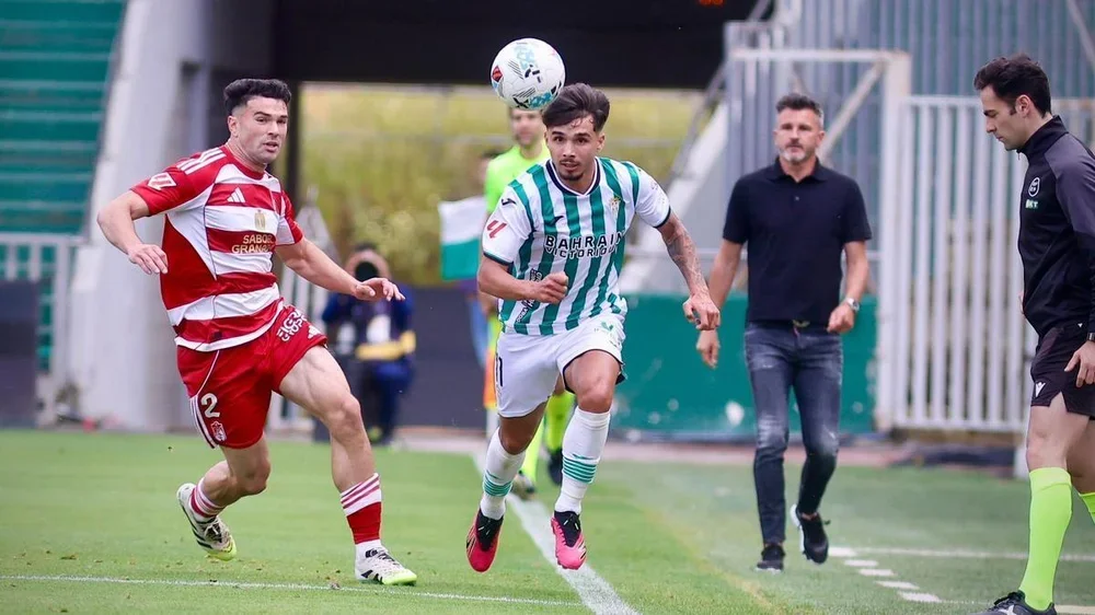 Kevin Medina persigue un balón a media altura en el Córdoba CF-Granada.