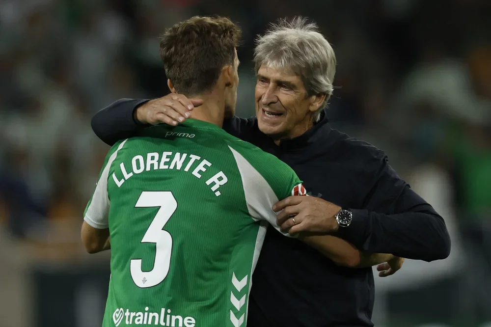 Pellegrini abraza a Llorente tras el partido