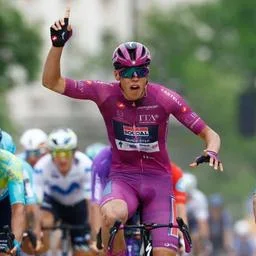 Paul Magnier fährt jubelnd über die Zielline der 3. Etappe des Giro d'Italia