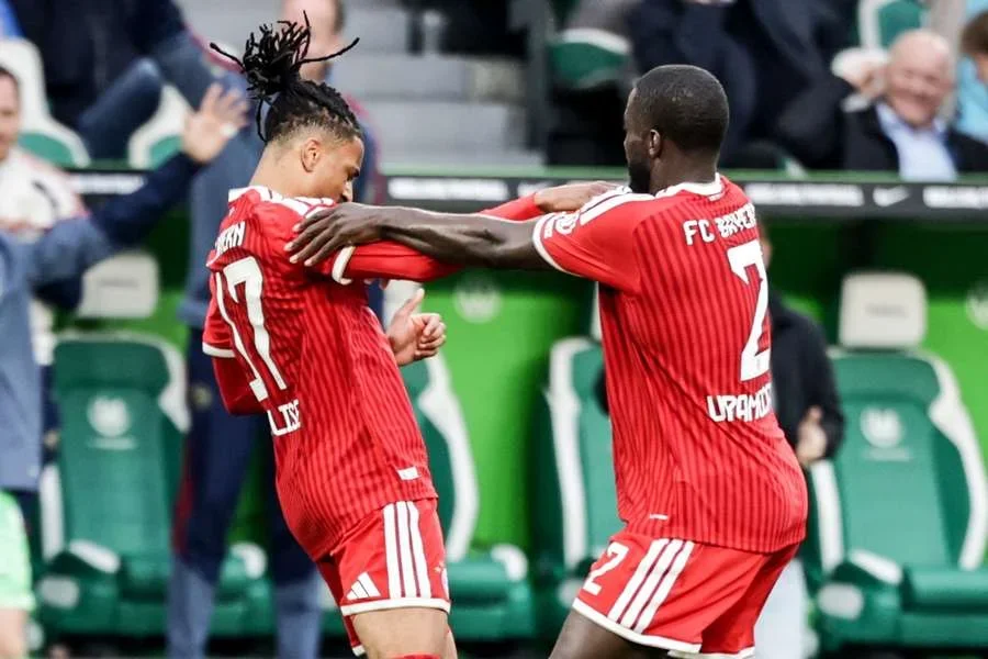 Olise y Upamecano, celebrando el gol de la victoria del francés