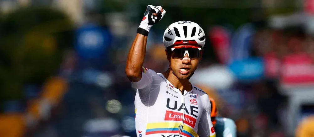 Jhonatan Narvaez jubelt als er die Ziellinie der 4. Etappe des Giro d'Italia überquert